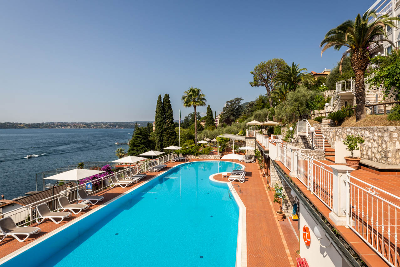 Hôtel avec piscine panoramique sur le lac de Garde
