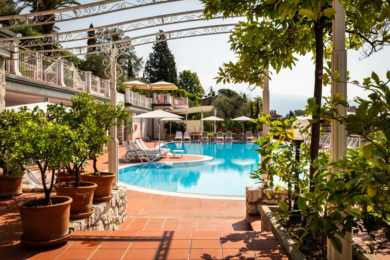 Hôtel avec piscine panoramique sur le lac de Garde