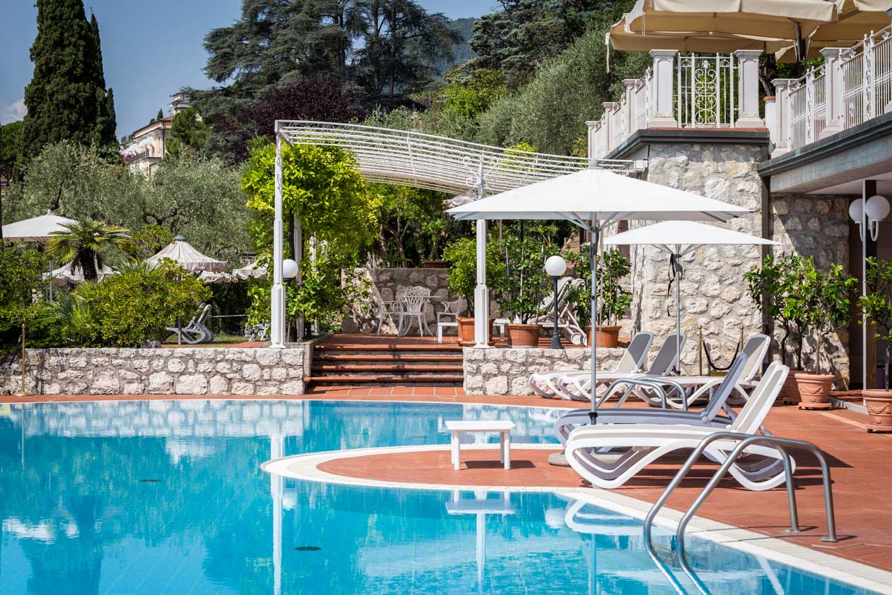 Hôtel avec piscine panoramique sur le lac de Garde