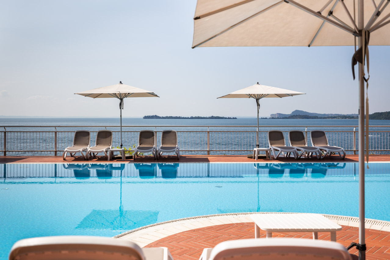 Hôtel avec piscine panoramique sur le lac de Garde